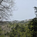 東電小屋 - 登山予定だった至仏山は左の下山ルートにはまだ残雪が一杯ありますね