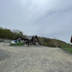 東電小屋 - そして鳩待峠到着 @10:45。左側売店横の「鳩待山荘」は40年の歳月を経て昨年取り壊し、右の鉄骨は来年2025からオープンする新しい小屋と売店の建設中でした