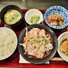 Ajikura - 日替わりメインの他に揚げ立ての天ぷらや小鉢まで品揃え豊富～！お肉定食1,000円