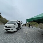 東電小屋 - 尾瀬戸倉駐車場までは15分くらい。定員8人が集まると出発します