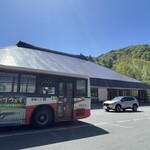東電小屋 別館 - 尾瀬からの帰りは鳩待峠なので車は戸倉駐車場に置き、そこから大清水休憩所・駐車場までは沼田駅7:20発で1時間に1本だけある地元の関越交通バスの鎌田線で550円はここ尾瀬戸倉は着発は8:43です