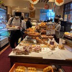 イスズベーカリー - 真ん中も壁面も全てパン、パン、パン！種類凄い〜✨