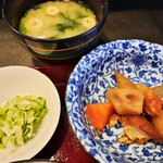 愛志蔵 - この日の小鉢はほっこり甘辛い根菜や厚揚げの煮物、みそ汁は白みそ入りで優しい風味♪お漬物も自家製？で上品な味わい