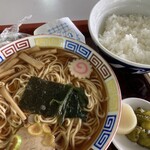 椚木屋 - 料理写真:ラーメン、半ライス。この店の定番