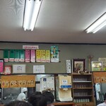 鈴屋 - メニューの下にセルフのお水のサーバー、その右側で食後のお会計