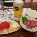 農家ごはん つかだ食堂 武蔵小杉店 - 生ビールにマグロブツ、冷やしトマト