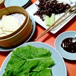 広東御料理　竹香 - 一転してコッテリ。牛肉の甘味噌炒め。ピン（餅？）と呼ばれる皮に甘味噌を塗り生葉を置き牛肉と椎茸の甘味噌炒めを置いて包んで頂く。かなり甘いお料理。