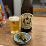 Kicchin Kiraku - 瓶ビール（中）¥750、つまみには花わさびの醤油漬けサービス