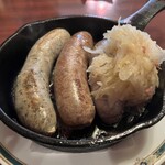 ザ・ホフブロウ - 自家製ソーセージ盛合せ （3本・オリジナル/チョリソ/バジル）（1,650円）