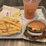 シェイクシャック - shake shack burger and cold potatoes