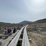 東電小屋 - 大清水休憩所からのコースはがら空きでしたが、1日目の土曜は8:30前に到着した戸倉第1駐車場は満車で、第2駐車場も満車近く。デフォの鳩待峠コースは日帰りの方々で満杯だったのでしょうね (少なくなるのを狙って撮った写真でもこんなに居ました)