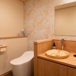 銀座 鮨 いな田 - 姿見のある広々としたお化粧室