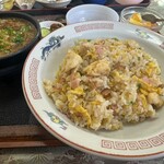 中国料理 頤和園 - チャーハンセット　900円
      撮影前にサラダ食べちゃいました　(*´-`)
      チャーハンセットは標準で大盛り
      ミニ酸辣湯麺は深い丼に
      意外とミッチリと詰まってますから
      量的に不足なし