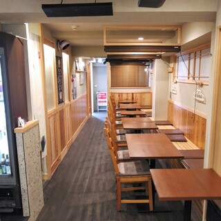 昼は解放感があり、夜は照明を落として「簾」で仕切りを入れています。