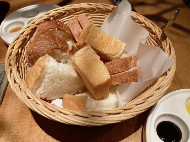 5種のパンを6種のディップで楽しむ ビストロのようなベーカリー