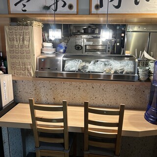 大将前!!2名様までの特等席となります♪ネタケースの新鮮な貝や大将観察にどうぞ♪