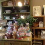 パティスリーフラヴール - 女性や子供が喜びそうな可愛らしい店内だ。