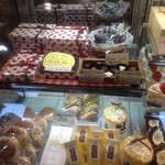 パティスリーフラヴール - ほんわかするような柔らかい店内にあう可愛らしい菓子の数々。