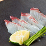 鮨処 幸 - その日の仕入れに合わせ日替わりで出される『鯛のお刺身』