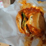 MOS BURGER - これでもかって入っているソースがバンズ・チーズ・パティを美味しくするんですよね　ハンバーガーを食べたあとの包み紙の底にソースが残っていて最後にスプーンで掬って食べてます