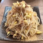 肉汁餃子のダンダダン - やや辛い肉味噌もやし