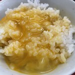 ラーメン もっけだの - 『朝食セット(ラーメンニンニク野菜マシマシ)＋味玉』のTKG