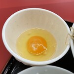 ラーメン もっけだの - 『朝食セット(ラーメンニンニク野菜マシマシ)＋味玉』の生卵