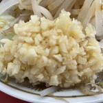 ラーメン もっけだの - 『朝食セット(ラーメンニンニク野菜マシマシ)＋味玉』のニンニク