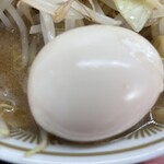 ラーメン もっけだの - 『朝食セット(ラーメンニンニク野菜マシマシ)＋味玉』の味玉