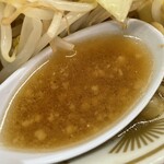 ラーメン もっけだの - 『朝食セット(ラーメンニンニク野菜マシマシ)＋味玉』のスープ