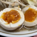 ラーメン もっけだの - 『朝食セット(ラーメンニンニク野菜マシマシ)＋味玉』の味玉