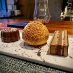 蒼 - 先日オープンしたばかりの【蒼果】で出されるオペラの断面が美しく、チョコだけでなくコーヒーの風味も素敵な一品でございました　食後酒の力もあって甘味苦手なのにペロッと頂けてしまいました　スゴイ！