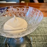 蒼 - 玉葱とはここまでクリアに味を引き出せるものなのか新玉葱の繊維を壊さぬよう一枚一枚包丁で切っていかれるとのこと　峯村さんのあくなき探究心、狂気性が垣間見えた瞬間でした　