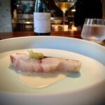 蒼 - 皮はパリッパリに仕上げ、身はレアに　縞鯵の強い脂をお米と甘酒の少し酸味の効いたソースがまるっとまとめて至福のお味