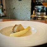 蒼 - 柔らかな鮑に羽が生えたかのような軽やかなバターの風味　ホワイトアスパラガスもスープを存分に含み飛び跳ねたい気分