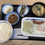 松屋 - ソーセージエッグ定食牛皿/並盛450円