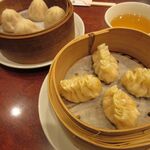 翠鳳 - 小籠包(880円)、フカヒレ餃子(880円)