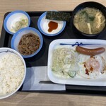 松屋 - ソーセージエッグ定食牛皿/並盛450円