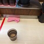 よつば - カウンターには赤テープでテリトリーを明示、無用のトラブルを回避