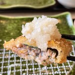 Ootoya - 鰹の梅はさみ揚げ¥1290内　美味い。刺身でもいけるカツオを半生に揚げてある。梅と大葉がきいていて何もつけずとも美味いが、大根おろし入りお出汁や塩で食べるとまた美味い。飽きない。また食べたい。