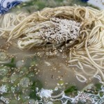 元祖ラーメン長浜家 - ゴマ＆コショー＆タレ投入