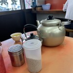 元祖ラーメン長浜家 - 卓上…左に紅生姜（使わんよ）