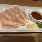 Amiyaki irori to donabe koe dono koshitsu izakaya iro dori - 鶏むね肉タタキ