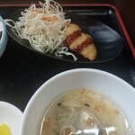 台湾料理 福祥居 - 定食の揚げ物とスープ
