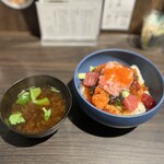 Shouyu Wo Kakenai Kaisen Don Usamichi - 三色丼＋赤出汁セット