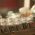 ドクトルカルネ - お料理に使用している20種類のスパイスを並べた店内１