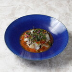 扇貝和活章魚的意式生拌肉片夏季蔬菜的西班牙蔬菜肉片風味