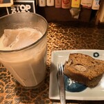 タイニーカフェ - アイスチャイ、バナナケーキ