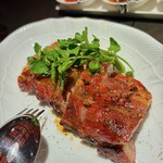 虎景軒 - 焼き豚 豚の下にあしらわれた大豆がアクセント