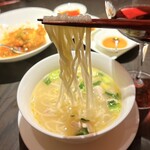 虎景軒 - 鶏⾁と⻘菜のコラーゲン鶏⽩湯麺